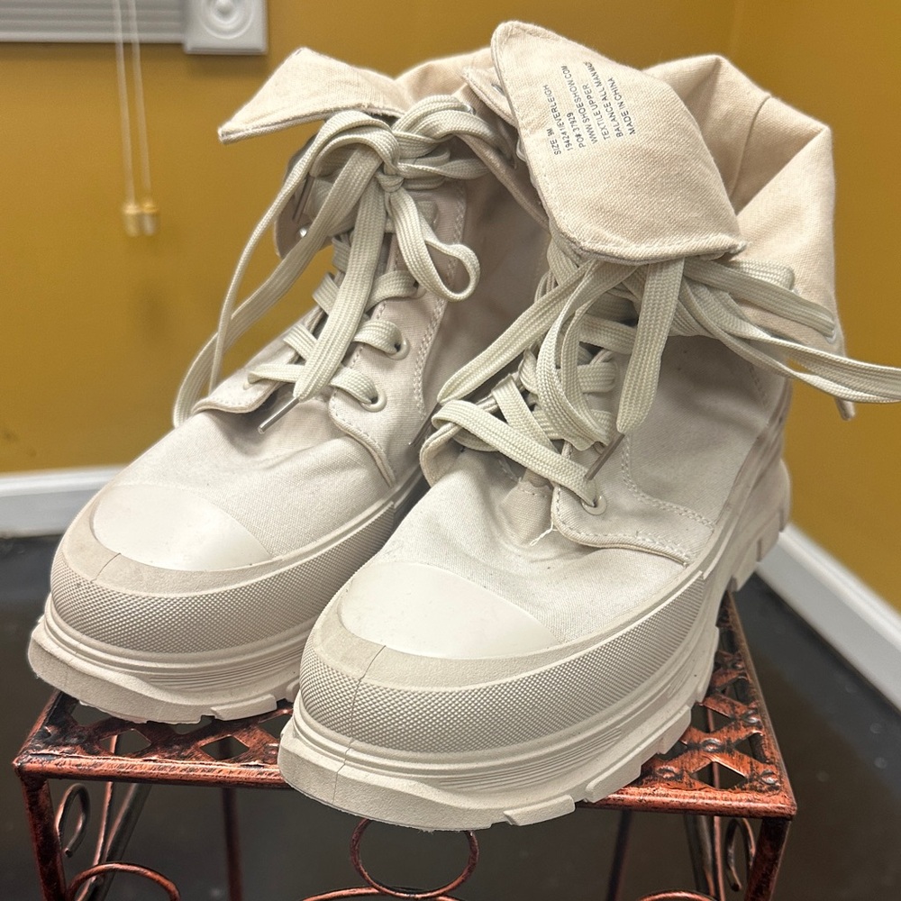 🔖 Beige Military Combat Boots! 🎉 Size 9! Best Offer Accepted!